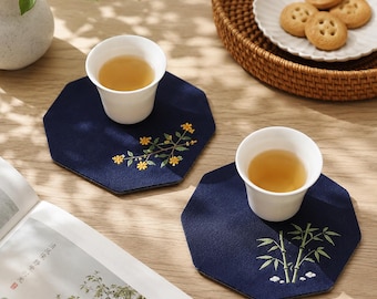Broderad underlägg, blommigt bomullslinneunderlägg, handgjord tekoppunderlägg, botanisk drinkunderlägg, present till teälskare, inflyttningspresent, bordsdekoration