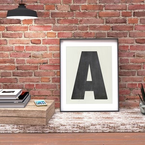Impresión de póster con una sola letra, tipografía personalizada, impresión artística Giclée, arte tipográfico, arte de pared, decoración del hogar, aspecto de pizarra, negro y gris