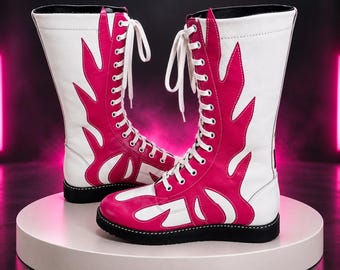 Handgefertigte Wrestling-Stiefel in Weiß und Rosa mit Flammenmuster, Schnürschuhe für Profi-Wrestler, Ringschuhe mit individuellem Logodruck, Halloween-Geschenk, Cosplay-Stiefel