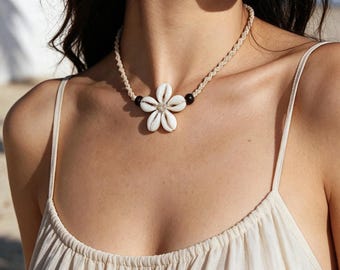 Boho choker met schelpen en bloemen, geweven koordketting, hanger met witte kauri schelp, verstelbare strandketting, zomercadeau voor haar
