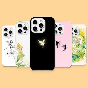 Peut inclure: Cinq coques de smartphone avec des motifs de la fée Clochette. Une blanche avec un dessin au trait noir, une blanche avec une fée colorée, une noire unie avec une fée lumineuse, une rose pâle avec des silhouettes noires et une blanche avec des éclaboussures d'aquarelle verte.