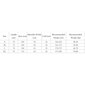 Op de afbeelding: Een zwart-witte maattabel voor kleding, met afmetingen in centimeters voor de maten S, M, L en XL. De kolommen bevatten lengte, borstomvang, schouderbreedte, manchet, aanbevolen lengte in centimeters en aanbevolen gewicht in kilogram.