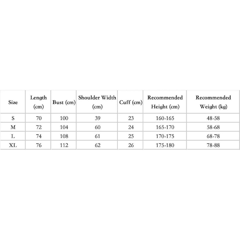 Op de afbeelding: Een zwart-witte maattabel voor kleding, met afmetingen in centimeters voor de maten S, M, L en XL. De kolommen bevatten lengte, borstomvang, schouderbreedte, manchet, aanbevolen lengte in centimeters en aanbevolen gewicht in kilogram.
