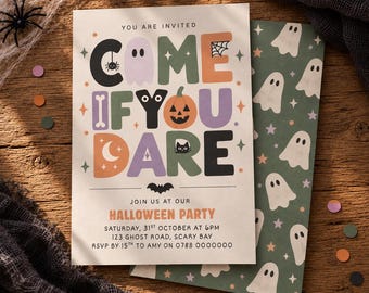 Puede incluir: Una tarjeta de invitación rectangular para una fiesta de Halloween con fondo crema y texto colorido que dice COME IF YOU DARE. El diseño incluye un fantasma, una calabaza, una araña y un murciélago. Incluye detalles del evento y un sobre verde a juego.