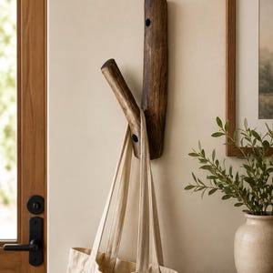 Gancho de parede rústico feito de galho de árvore natural, gancho para roupas esculpido à mão em madeira maciça, ideal para pendurar na parede da entrada da casa de campo.