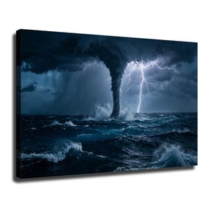 Può includere: Una stampa su tela rettangolare che raffigura una scena oceanica scura e tempestosa con un grande tornado che tocca le turbolente onde blu scuro. Un fulmine bianco brillante scaturisce dalle pesanti nuvole grigie sopra l'acqua.