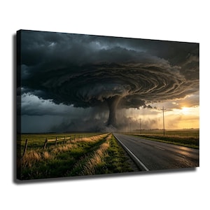 Puede incluir: Un lienzo rectangular que representa una enorme y oscura nube de tormenta supercelular arremolinada con un embudo que toca tierra sobre un paisaje plano y herboso. Una carretera asfaltada se extiende hacia el horizonte.