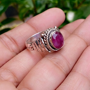 Bague imposante en rubis Manik naturel, anneau en argent sterling 925 orné d'une pierre ovale.