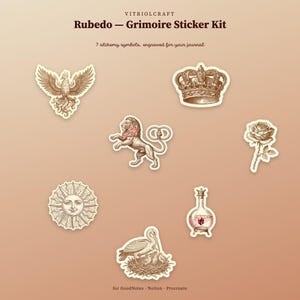 Może przedstawiać: Zestaw naklejek Rubedo Grimoire z siedmioma symbolami alchemicznymi, takimi jak feniks, korona, lew, róża, słońce, butelka i pelikan w gnieździe. Tekst brzmi Vitriolcraft Rubedo Grimoire Sticker Kit, 7 alchemy symbols, engraved for your journal, for GoodNotes, Notion, Procreate.