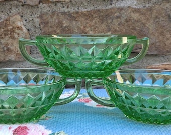 En vintage grön uranium depressionsglas soppskål "Windsor" Jeannette glas diamantdesign