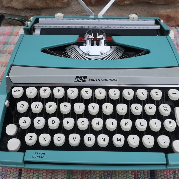 Machine à écrire bleu sarcelle Smith Corona Corsair Deluxe avec étui portable fabriquée en Angleterre en état de fonctionnement