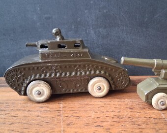 Par Army Toys gjuten metallstridsvagn leksaks Barclay Manoil nr 4562 Man i torn och fältkanon hjulförsett artilleri
