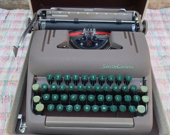 Smith Corona Silent 5S Typewriter with Racing Stripes Green Keys in Carrying Case Working Condition, Please Read Description