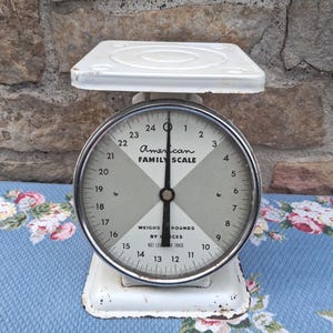 Vintage amerikanische Familienwaage Metall Küchenwaage mit Glass Face Weiß und Grau Vintage Küchenwaage 25 Pfund.