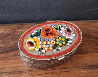 Mikromosaik pillerdosa Millefiori Blommor Tillverkad i Italien Ring- eller prydnadsaska