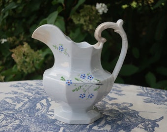 Brocca piccola in granito bianco Ironstone con delicati fiori blu