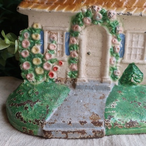 Hubley Cast Iron Cottage Doorstop 211 Little House with Roses and Hollyhocks zdjęcie 2