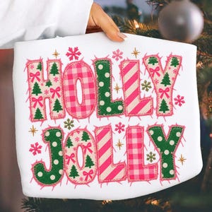 Holly Jolly Christmas PNG, Faux Broderi Holiday Design, Vintage Rosa Santa Patchwork Bokstäver, Jul Pyjamasskjorta PNG, Digital Fil