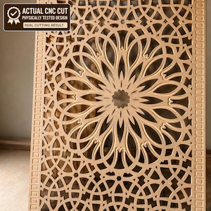 Könnte beinhalten: Eine rechteckige hellbraune Holzplatte mit einem komplizierten lasergeschnittenen geometrischen Muster, einem zentralen Blumenmotiv und einem Rand aus kleinen Quadraten. Ein Abzeichen oben links zeigt den Text ACTUAL CNC CUT PHYSICALLY TESTED DESIGN.