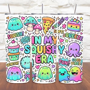 Op de afbeelding: Een cilindervormige beker met rietje voorzien van een kleurrijk patroon met kawaii-stijl illustraties waaronder gelei, paddenstoelen, pizza, cupcakes en een octopus. De tekst luidt "IN MY SQUISHY ERA" samen met "SQUISH!", "POP!", "SOFT!", "SQUEEZE", "SO TRETCH!", "GOOD VIBES" en "FUN!".