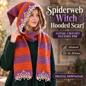 Puede incluir: Una bufanda con capucha tejida a ganchillo con rayas horizontales naranjas y moradas, con un borde de encaje color crema en forma de telaraña. El texto dice Spiderweb Witch Hooded Scarf, Gothic Crochet Pattern PDF, Advanced, 16-20 hours, Digital Download.