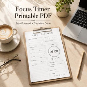 Può includere: Un foglio di carta bianco su una cartellina in legno con un modello stampato di timer per la concentrazione, con sezioni per priorità e note. Il testo riporta Focus Timer Printable PDF, Stay Focused, Get More Done e Focus Timer.