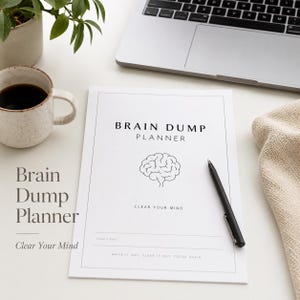 Op de afbeelding: Een wit Brain Dump Planner vel met zwarte tekst en een lijntekening van een brein. De tekst luidt Brain Dump Planner, Clear Your Mind, Today's Date en Write It Out, Clear It Out, Focus Again. Een zwarte pen ligt op het papier naast een mok.