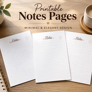 Puede incluir: Tres páginas de notas imprimibles blancas con líneas horizontales, un encabezado que dice Notes y un pequeño gráfico floral. Las páginas se muestran junto a un cuaderno de espiral, un bolígrafo dorado, una taza de café y clips dorados.
