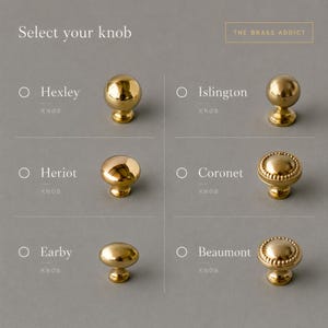 以下が含まれることがあります： The Brass AddictによるSelect your knobというタイトルの選択ガイド。Hexley、Islington、Heriot、Coronet、Earby、Beaumontと名付けられた6つの金色の金属製ノブが並んでいます。各ノブには円形の選択アイコンが付いています。