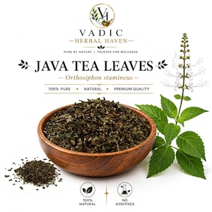 Könnte beinhalten: Eine Holzschale gefüllt mit getrockneten dunkelgrünen Java-Teeblättern, beschriftet mit Vadic Herbal Haven, Orthosiphon stamineus, 100% rein, natürlich, Premium-Qualität, ohne Zusätze. Eine grüne Pflanze mit weißen Blüten steht neben der Schale.