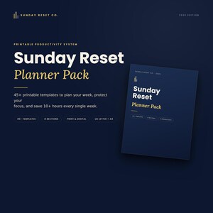 Op de afbeelding: Een donkerblauw printbaar productiviteitssysteem genaamd Sunday Reset Planner Pack. De tekst bevat 45+ printbare sjablonen, 8 secties, print- en digitale formaten, en US Letter en A4-formaten. Ontwerp met witte en gouden tekst.