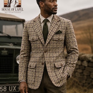 Puede incluir: Un blazer de pata de gallo en tonos beige y marrón con cuatro bolsillos delanteros con solapa, sobre una camisa de cuello beige claro y una corbata verde oliva oscuro. El blazer tiene botones marrones y un pañuelo a juego. Texto: HOUSE OF LAPEL 1930s CLASSIC ELEGANCE.