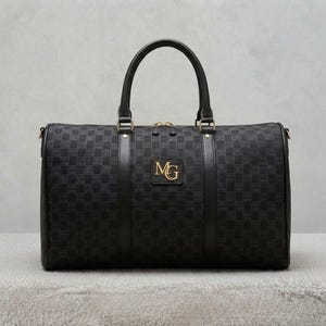 Puede incluir: Una bolsa de viaje negra con un patrón de cuadros repetitivo y un emblema de monograma MG dorado en el centro. La bolsa incluye dos asas superiores de aspecto de cuero negro, adornos verticales negros y cierre de cremallera.