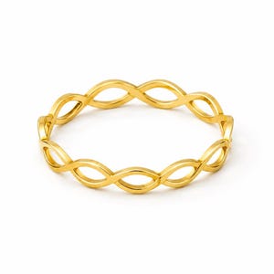 Könnte beinhalten: Ein Ring aus poliertem Gold mit einem durchgehenden, sich wiederholenden, gedrehten Metallmuster im Unendlichkeitsstil. Das Band besteht aus miteinander verbundenen, offenen Ovalen, die ein zartes, symmetrisches Design bilden.