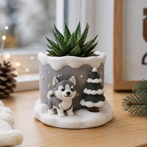 Vaso per piante con stampa 3D di Husky delle nevi, contenitore per piante grasse a forma di cane invernale dipinto a mano, decorazione da scrivania unica per le feste.
