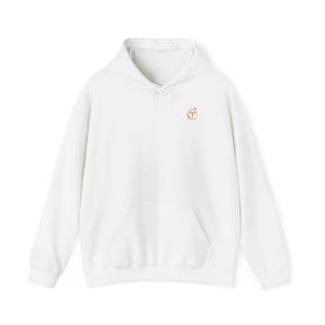 Könnte beinhalten: Ein weißer Kapuzenpullover mit langen Ärmeln, Kordelzug an der Kapuze und einer Kängurutasche auf der Vorderseite. Auf der linken Brust befindet sich ein kleines, kreisförmiges rotes Motiv mit dem Widder-Sternzeichen und einem Stern.