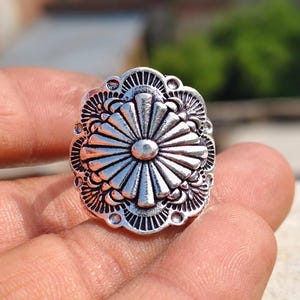 Anillo llamativo de plata oxidada con diseño floral y estilo bohemio indio vintage.
