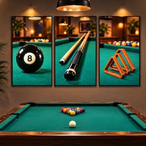 Könnte beinhalten: Ein dreiteiliges Wandbild-Set mit Billard-Motiven. Das linke Paneel zeigt eine schwarze Acht-Kugel, das mittlere Paneel zwei hölzerne Billardqueues und das rechte Paneel drei hölzerne Dreiecks-Aufbaurahmen für Billardkugeln.
