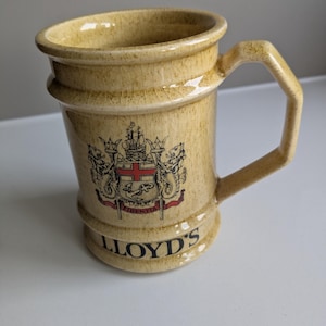 Taza de edición limitada de Lloyds of London, fabricada por Holkham Pottery.