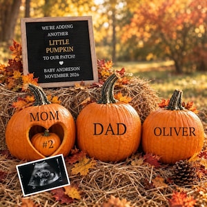 Puede incluir: Tres calabazas naranjas con texto negro que dice MOM, DAD y OLIVER. La calabaza MOM tiene un corte en forma de corazón que contiene una calabaza más pequeña etiquetada como #2. Un tablero de letras dice WE'RE ADDING ANOTHER LITTLE PUMPKIN TO OUR PATCH! BABY ANDRESON NOVEMBER 2026.