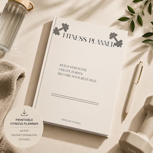 Op de afbeelding: Een witte fitnessplanner met een halterafbeelding en de tekst FITNESS PLANNER, BUILD STRENGTH. CREATE HABITS. BECOME YOUR BEST SELF. en FITFLOW STUDIO. Een ronde badge toont PRINTABLE FITNESS PLANNER, A4 PDF, INSTANT DOWNLOAD, 10 PAGES.