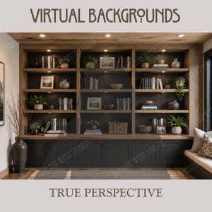 Op de afbeelding: Een digitale afbeelding van een grote, ingebouwde houten boekenkast met donkergrijze kasten aan de onderkant. De planken staan vol met boeken, kamerplanten, decoratieve schalen en ingelijste foto's. De tekst VIRTUAL BACKGROUNDS en TRUE PERSPECTIVE verschijnt.