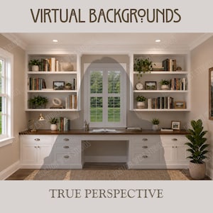 Pode incluir: Um fundo virtual de escritório doméstico com estantes brancas embutidas ladeando uma janela central com persianas. Uma superfície de mesa de madeira escura repousa sobre armários brancos com gavetas. Livros, plantas e objetos decoram as prateleiras.