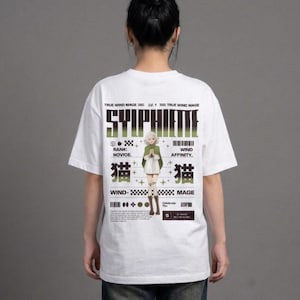 Peut inclure: Un t-shirt blanc à manches courtes avec un motif au dos. Le design comprend le texte SYLPHIETTE, les mots TRUE WIND MAGE, RANK: NOVICE, WIND AFFINITY et WIND-MAGE, ainsi que des caractères japonais et une illustration de personnage style anime.