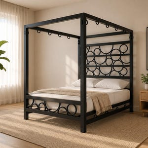 Puede incluir: Una estructura de cama con dosel de metal negro con cabecero y piecero con un patrón geométrico de círculos. El marco de cuatro postes incluye anillos de metal integrados en los rieles superiores y un colchón blanco con una manta beige.