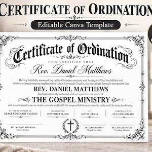 Könnte beinhalten: Eine weiße Vorlage für eine Ordinationsurkunde mit schwarzem Text und verzierten Rändern. Sie enthält Felder für den Namen Rev. Daniel Matthews, das Ministerium, das Datum 14. September 2026 und den Ort Austin, Texas. Sie gibt die Formate A4 297 x 210 mm und US Letter 11 x 8.5 in an.