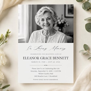 Può includere: Un cartoncino rettangolare per programma funebre con un ritratto in bianco e nero di una donna anziana nella parte superiore. Il testo recita In Loving Memory, Celebrating the beautiful life of Eleanor Grace Bennett, 18 marzo 1948 - 22 luglio 2026.