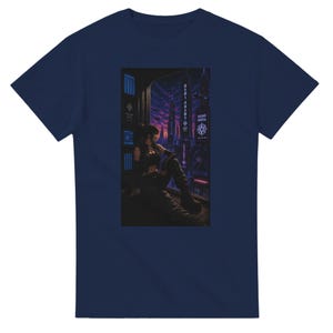 Könnte beinhalten: Ein marineblaues T-Shirt mit einem zentralen, rechteckigen Grafikdruck, der eine Person zeigt, die an einem Fenster sitzt und auf eine futuristische Stadt bei Nacht blickt. Das Bild enthält violette und blaue Töne, hohe Wolkenkratzer und japanische Schriftzeichen.