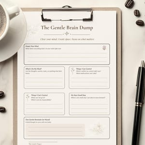Könnte beinhalten: Ein Klemmbrett mit einer gedruckten Planerseite mit dem Titel The Gentle Brain Dump und Abschnitten für Empty Your Mind, What's On My Mind, Things I Can Control, Things I Can't Control, My Next Small Step und One Gentle Reminder for Myself.