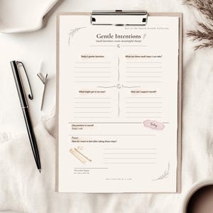 Op de afbeelding: Een crèmekleurige, printbare plannerpagina getiteld Gentle Intentions met secties voor dagelijkse intenties, kleine stappen, obstakels en zelfondersteuning. De pagina bevat zwarte tekst, lijnen, een maansymbool en florale accenten.